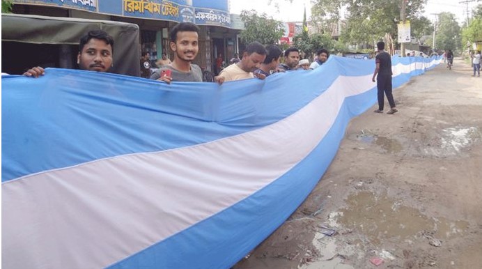 ২৭০ ফিট লম্বা আর্জেন্টিনার পতাকা উড়ালেন কুষ্টিয়ার ভক্তরা