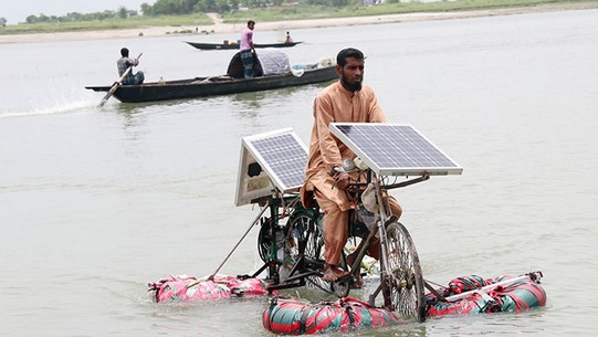 সাইকেল চালিয়ে পদ্মা পাড়ি দিলেন সাইফুল