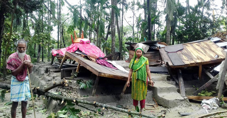 ৫০ সেকেন্ডের টর্নেডোতে উড়ে গেল অর্ধশতাধিক ঘরবাড়ি