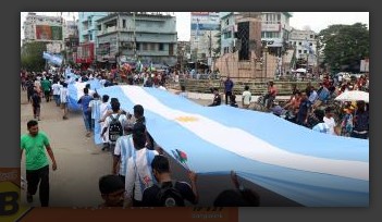 বগুড়ায় আর্জেন্টিনার ২০০ মিটার লম্বা পতাকা দিয়ে শোভাযাত্রা!