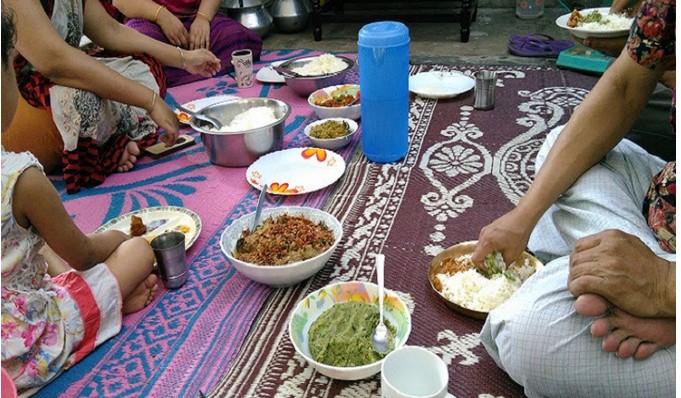 মাটিতে বসে খেলে শরীরের এত উপকার, আগে জানতেন কি!