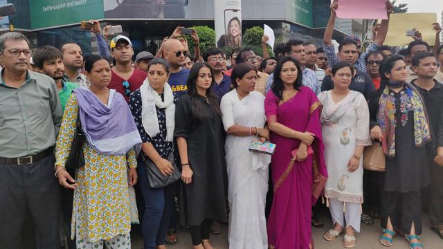 শিক্ষার্থীদের সঙ্গে একাত্ম হয়ে শুটিং ফেলে রাস্তায় তারকারা