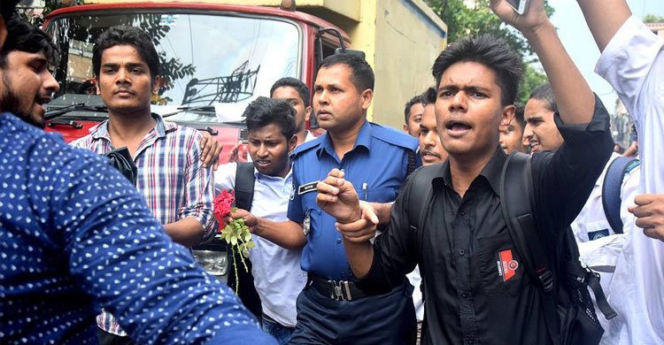 লাইসেন্স নেই, গোলাপ ফুলে আটকে গেল ডিআইজির গাড়ি