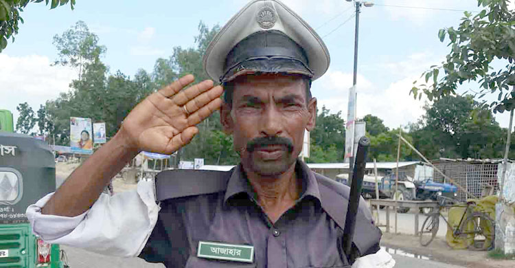 ২০ বছর ধরে স্বেচ্ছায় ট্রাফিক কন্ট্রোল করেন আজাহার