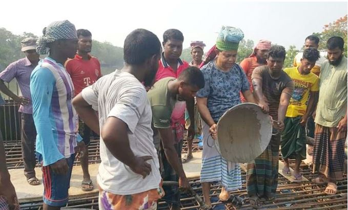 শ্রমিক হয়ে সেতুর ঢালাইয়ে কাজ করছেন এমপি