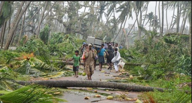 ২১০ কি মি বেগে আঘাত হানল ঘূর্ণিঝড় ফণী, লন্ডভন্ড পুরো এলাকা