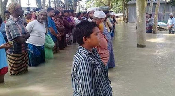 বন্যার পানিতে মৃত্যু, মৃতদেহ ভাসিয়ে দেয়া হয় কলার ভেলায়