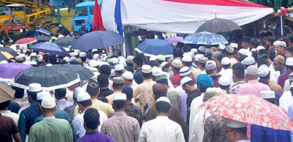 মেঘ আর বৃষ্টি দিয়ে শুরু হল ঈদ দিন