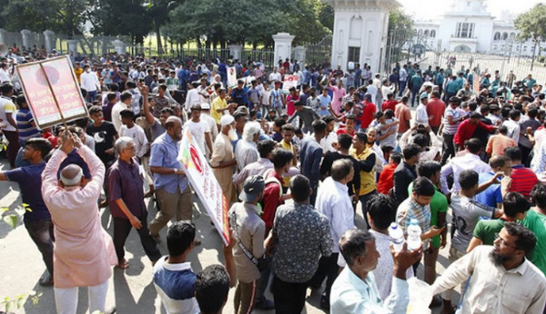 সুপ্রিম কোর্ট ফটকে বিএনপি কর্মীদের অবস্থান, যান চলাচল বন্ধ