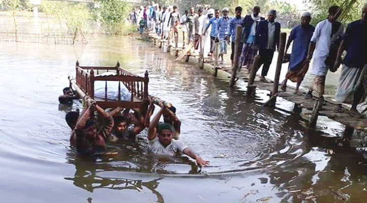 সেতু নেই, খালে সাঁতার কেটে নিতে হলো মরদেহ