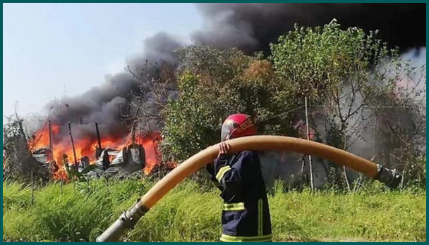 এই মাত্র পাওয়াঃ নারায়ণগঞ্জে নিটিং ও তুলার কারখানায় আগুন