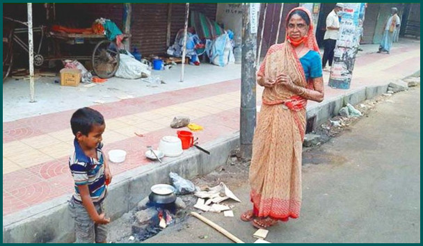 রাস্তায় ক্ষুধার্ত শিশুর আর্তনাদ ‘মা, ভাত খামু কহন’