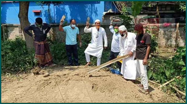 মাজেদের কবর খোঁড়ার চেষ্টা, জুতা-লাঠি হাতে জনতার বিক্ষোভ