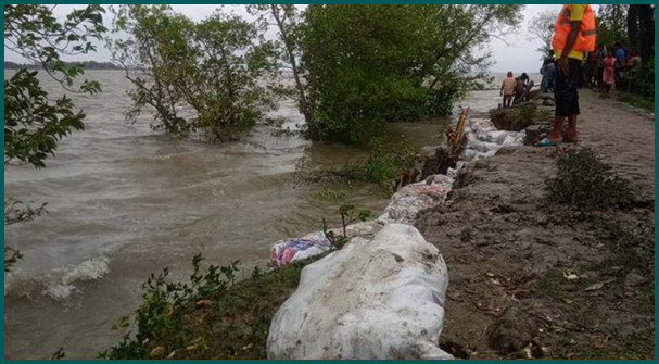 পানি বৃদ্ধি ৩ ফুট, মোংলা থেকে ২৫০ কিঃমিঃ দূরে আম্ফান