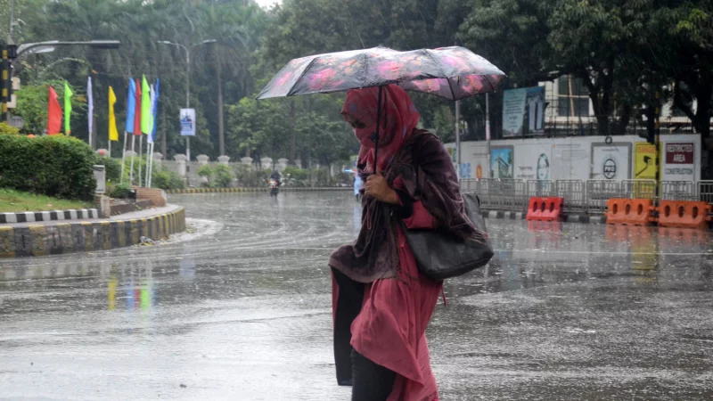 অসময়ের  বৃষ্টি আর কতদিন জানালো  আবহাওয়া অধিদফতর
