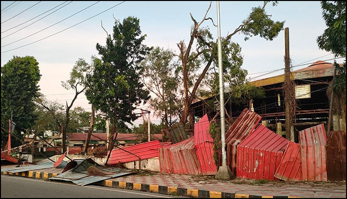 শীতের মাঝেই ঝড়ে লন্ডভন্ড ঘড়বাড়ি অসহায় কয়েক হাজার মানুষ