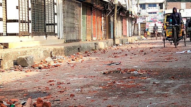 ব্রেকিং নিউজ: মসজিদের মাইকে ঘোষণা দিয়ে ছাত্রদলের দু’গ্রুপের সং ঘ র্ষ, নিয়ন্ত্রণে সেনাবাহিনী