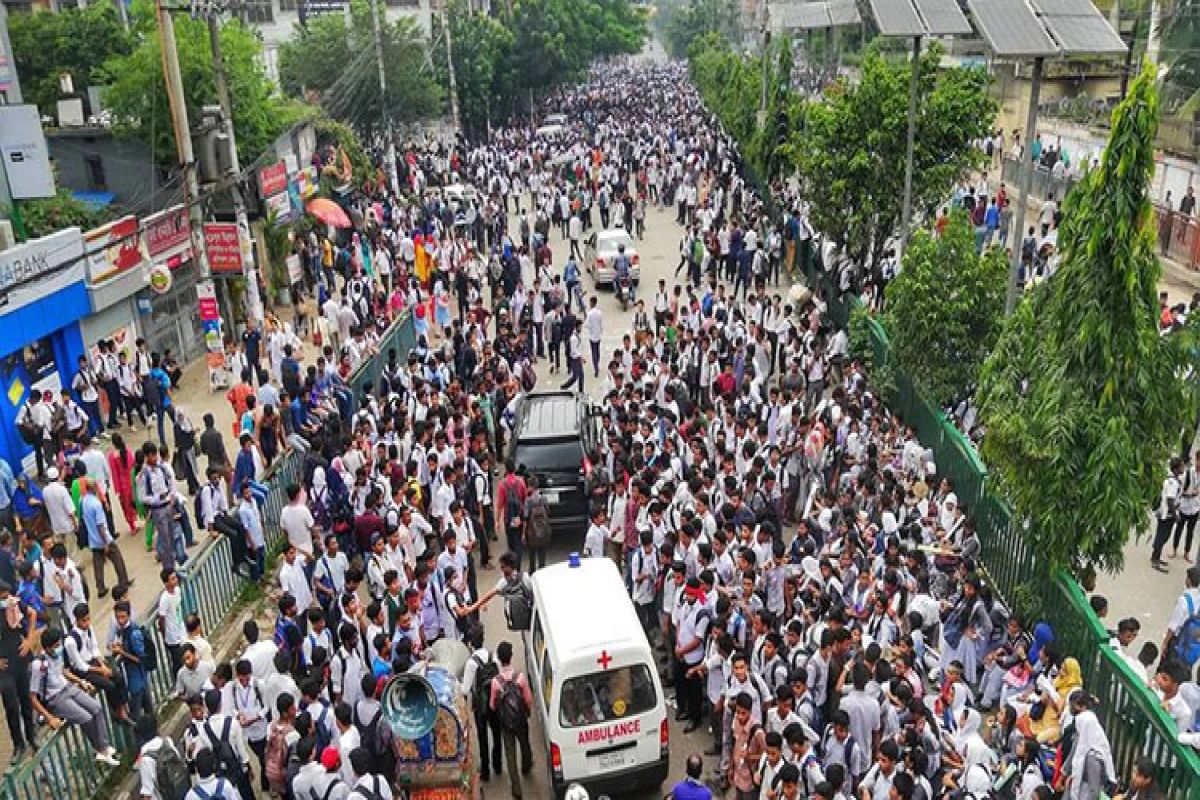 ‘ইমার্জেন্সি লাইন অন করো। রোগী আছে।’