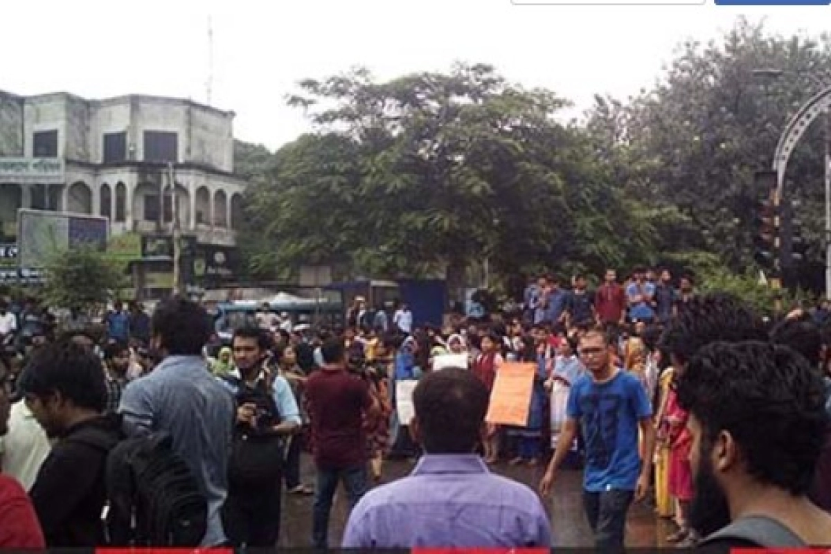 জিগাতলা থেকে শিক্ষার্থীদের সরিয়ে দিল পুলিশ