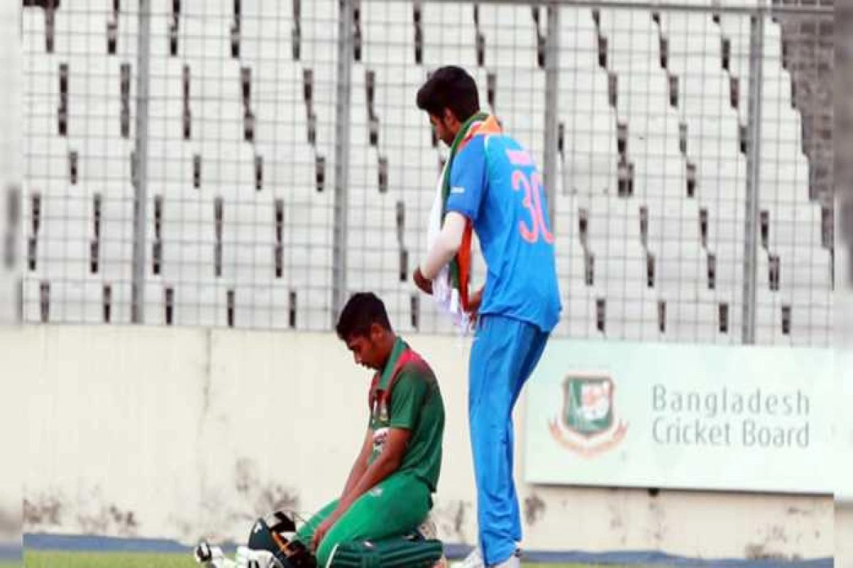 ভারতের বিপক্ষে ২ রানে হারের পর মাঠেই ইমোশনাল হয়ে গেল যুবরা