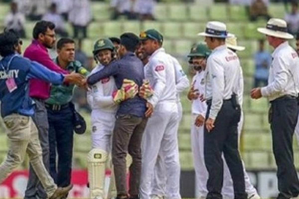 যে কারণে খেলার সময়ে বারবার মাঠে ঢুকছে দর্শক, জানা গেল আসল কারণ