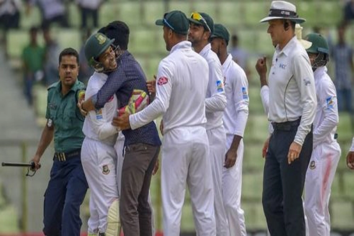 পাওয়া গেল আবারো মাঠে মুশফিককে জড়িয়ে ধরা ভক্তের নাম-পরিচয়