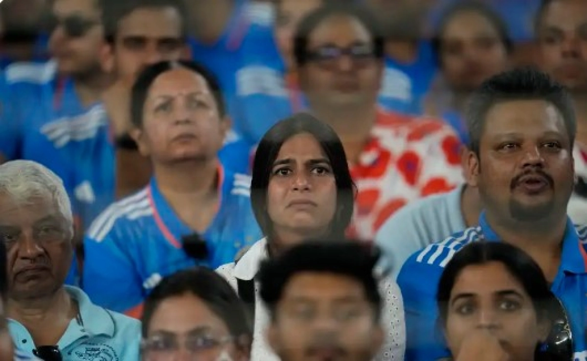 লজ্জায় খেলা শেষ হওয়ার আগেই মাঠ ছাড়লেন ভারতীয় ভক্তরা
