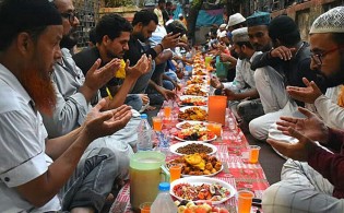 রোজাদার ব্যাক্তির ইফতারের আগের মুহূর্তের গুরুত্ব ও ফজিলত